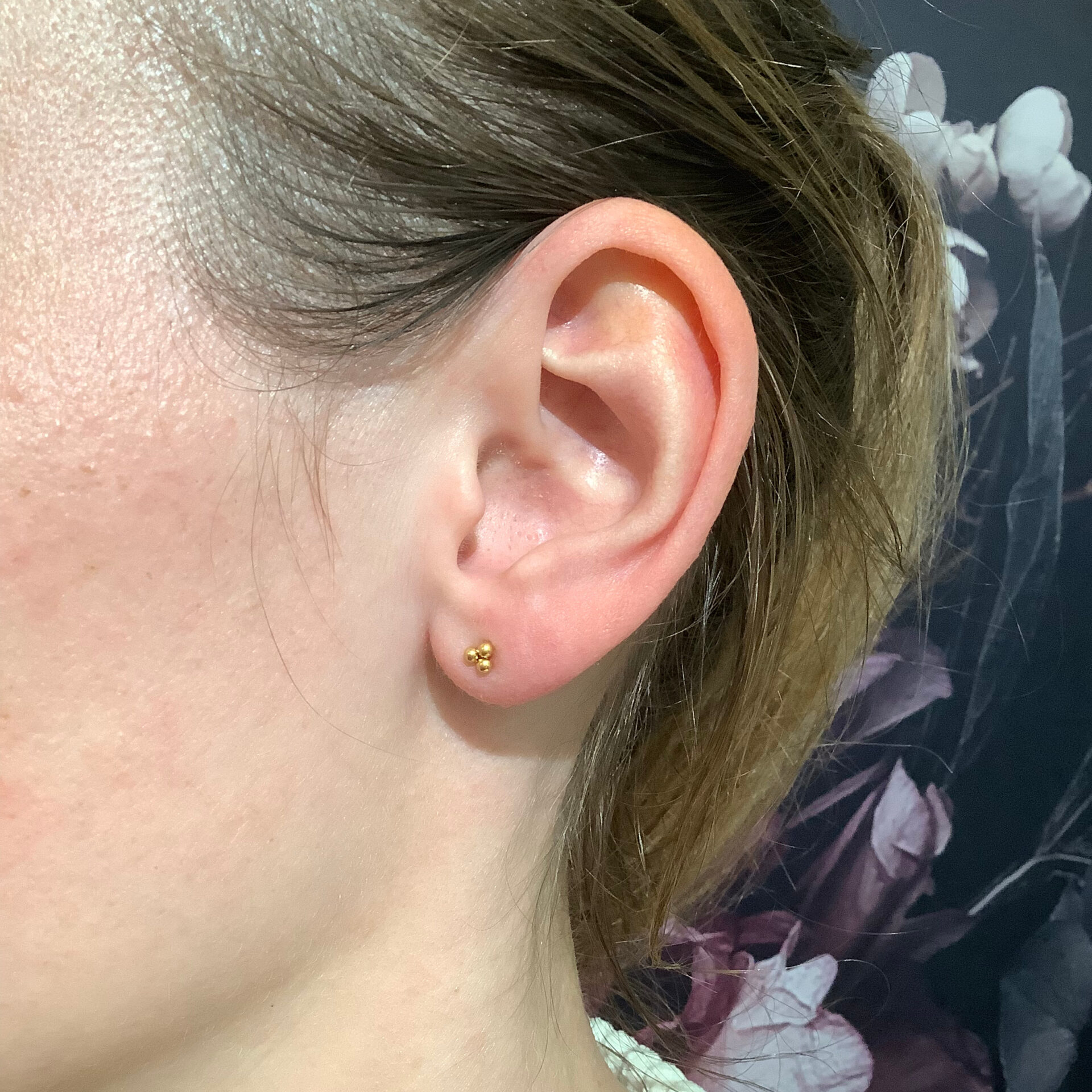 Schmuckstyling von Miri. Eleganter goldener Stecker in Ohrloch/ Lobe. Dieser elegante goldene Titan Piercingschmuck wurde beim Schmuckstyling von uns in einem Lobe verwendet.