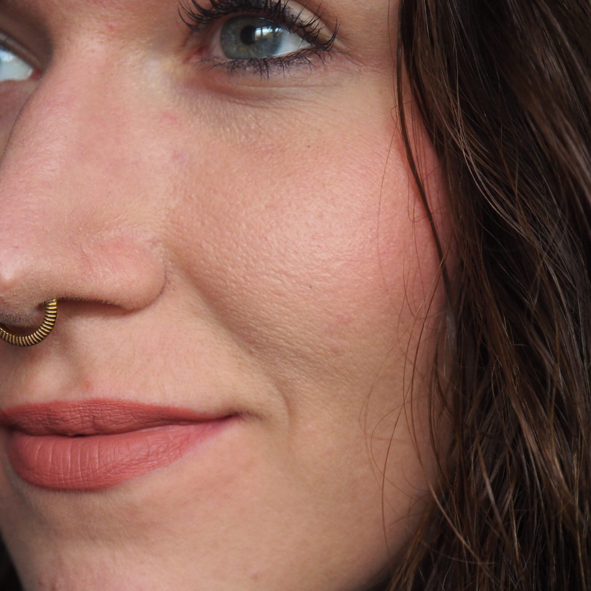 Schmuckstyling von Miri. Fein gravierter goldener Schmuck in einem Septum. Dieser fein gravierte goldene Titanring wurde beim Schmuckstyling ein ein Septum eingefügt.