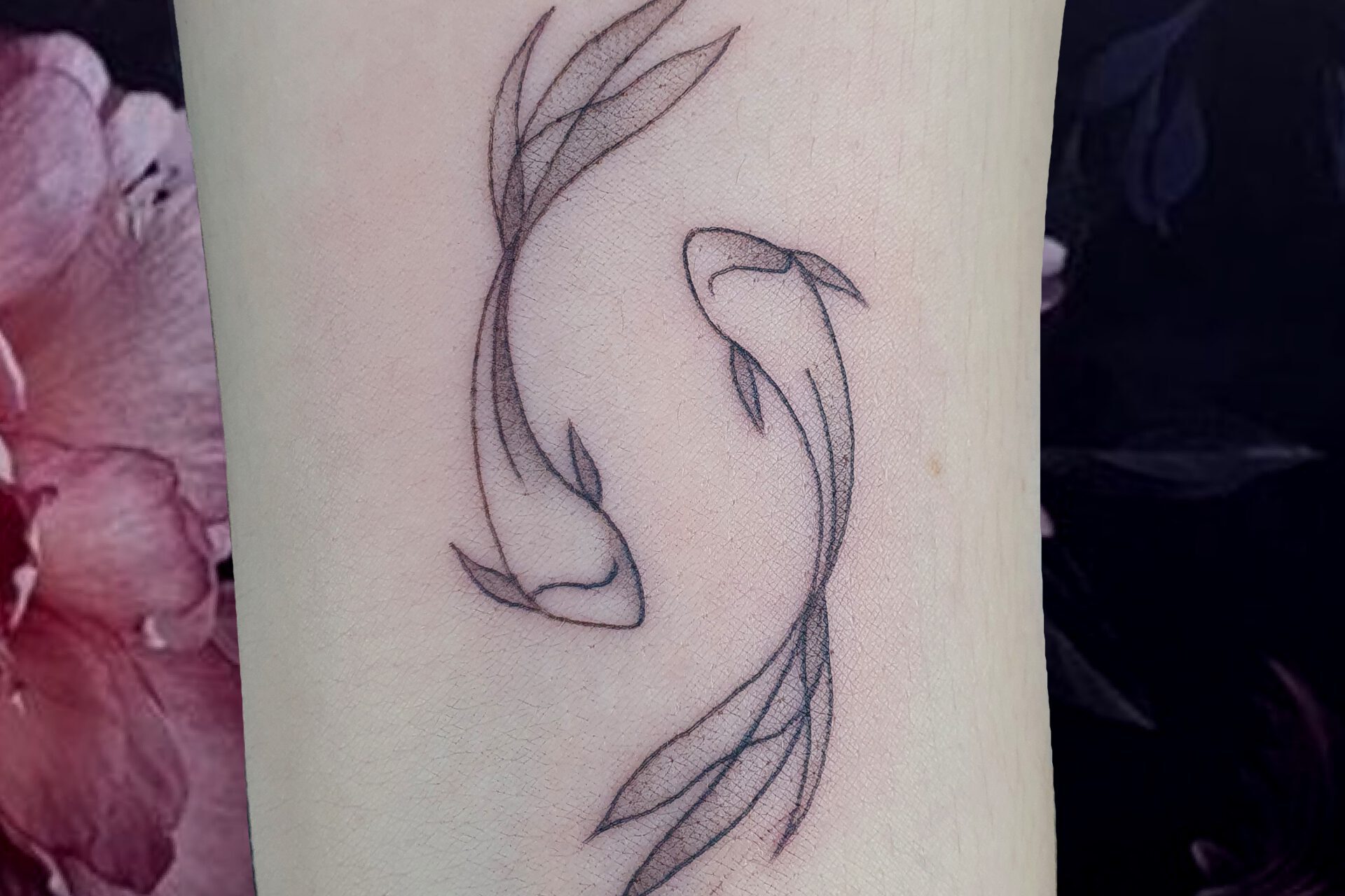 Tätowierung von Roxi. Fische/ Ausgeglichenheit auf dem Unterarm. Dieses grazile Design zweier Fische, welche Ausgeglichenheit symbolisieren, sitzt auf dem vorderen Unterarm.