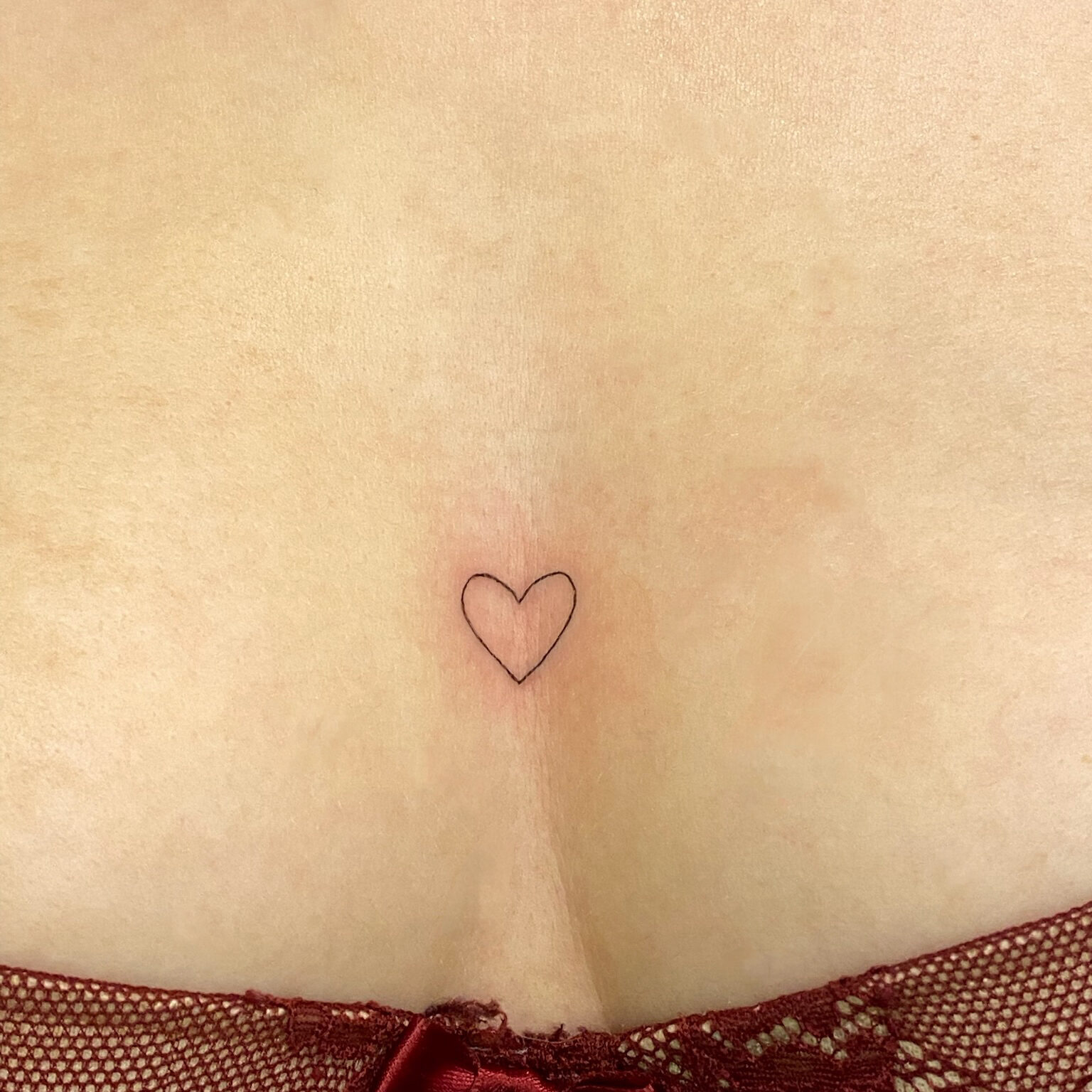 Tattoo Outline Herz heart Dekollete cleavage