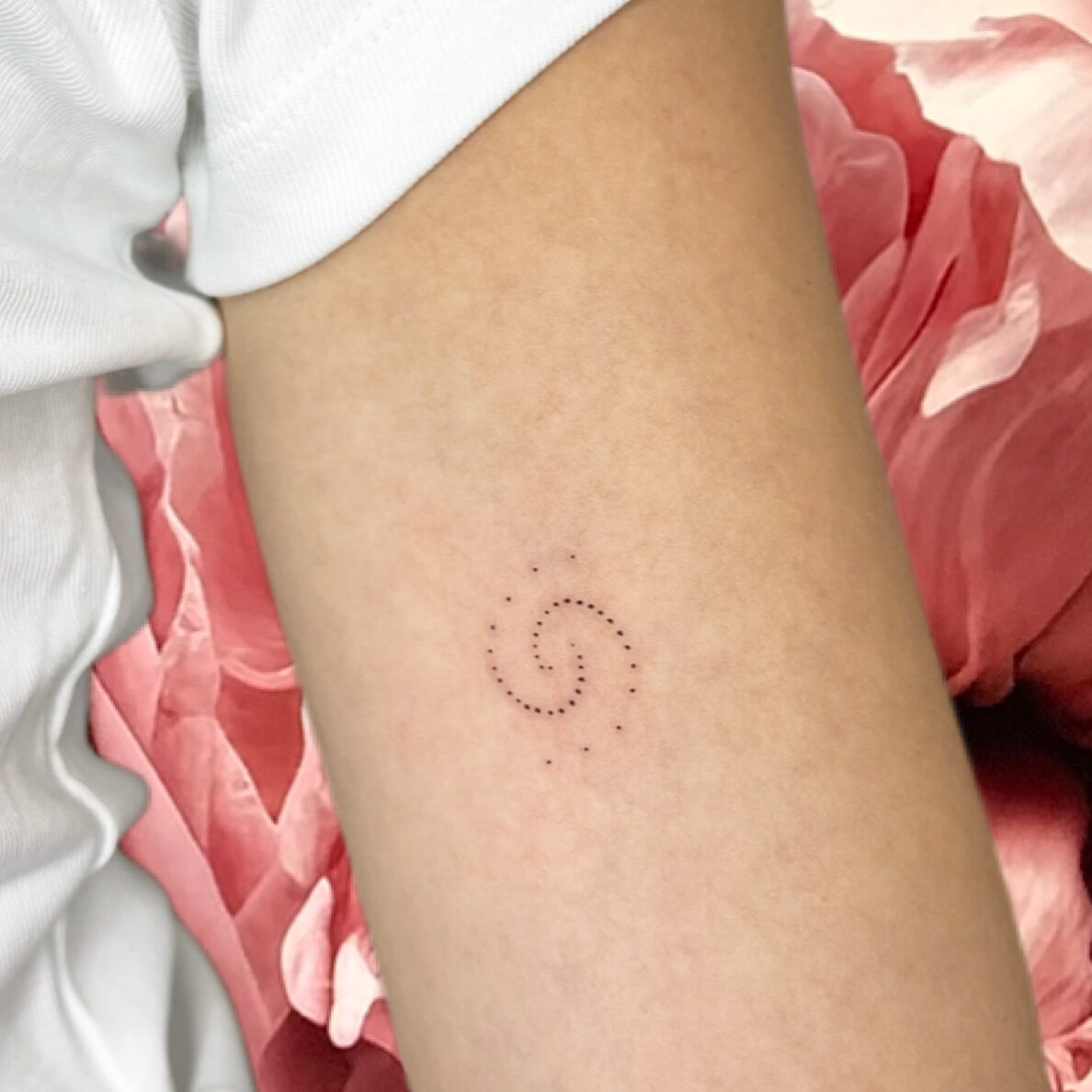Tattoo fineline Punkte Dots Spirale Spiral