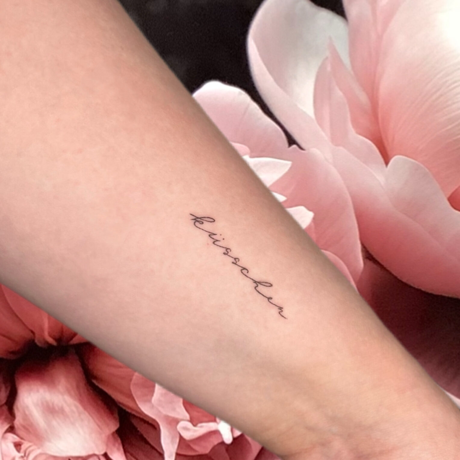 Tattoo FinelIne Oneline Schriftzug Kuesschen