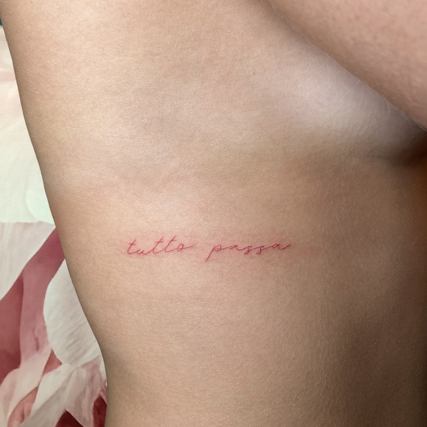 Tattoo_Fineline_Red-Rot_Lettering_Schriftzug_on ribs_auf Rippen