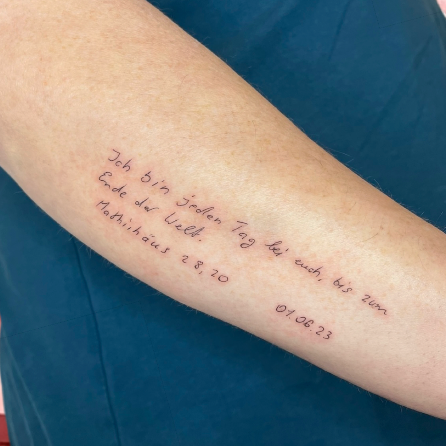 Tattoo_Fineline_Hand writing_Handschrift_Bibel_im Gedenekn_in Memory